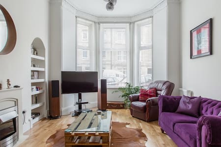 Live the Hip Life in Trendy Leith in a Musician's Home