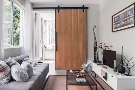 Estiloso loft em rua arborizada a poucos minutos da Pedra do Arpoador