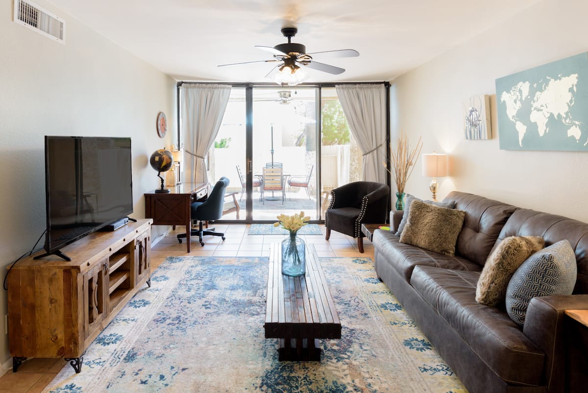 Quiet, Luxurious Condo Within Walking Distance of Old Town No Cleaning Fee