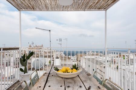 Casa con terrazzo e splendida vista sul borgo e sul mare