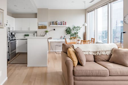 Sub-Penthouse with Spectacular Views in Downtown Core