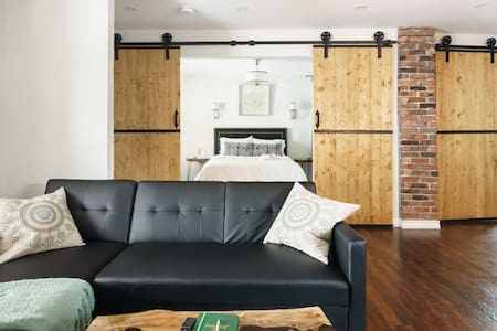 Wood-Rich Niagara Loft close to Queen Street
