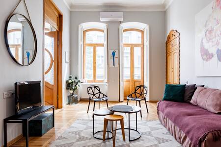 Stroll to Dry Bridge Market From a Sunny Loft Near the River