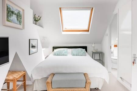 Self-Contained Light-Filled Loft in Oxford City