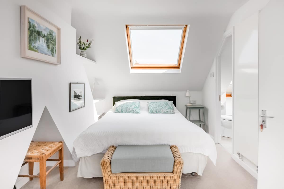 Self-Contained Light-Filled Loft in Oxford City