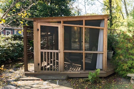 Tiny Urban Cottage in Artsy Cabbagetown Neighborhood