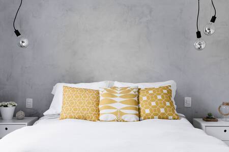 Charmoso studio orgânico-industrial no Leblon