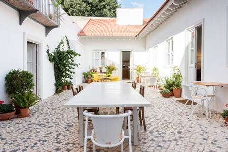 Beautifully Restored Cottage with Patio in Historic Center B