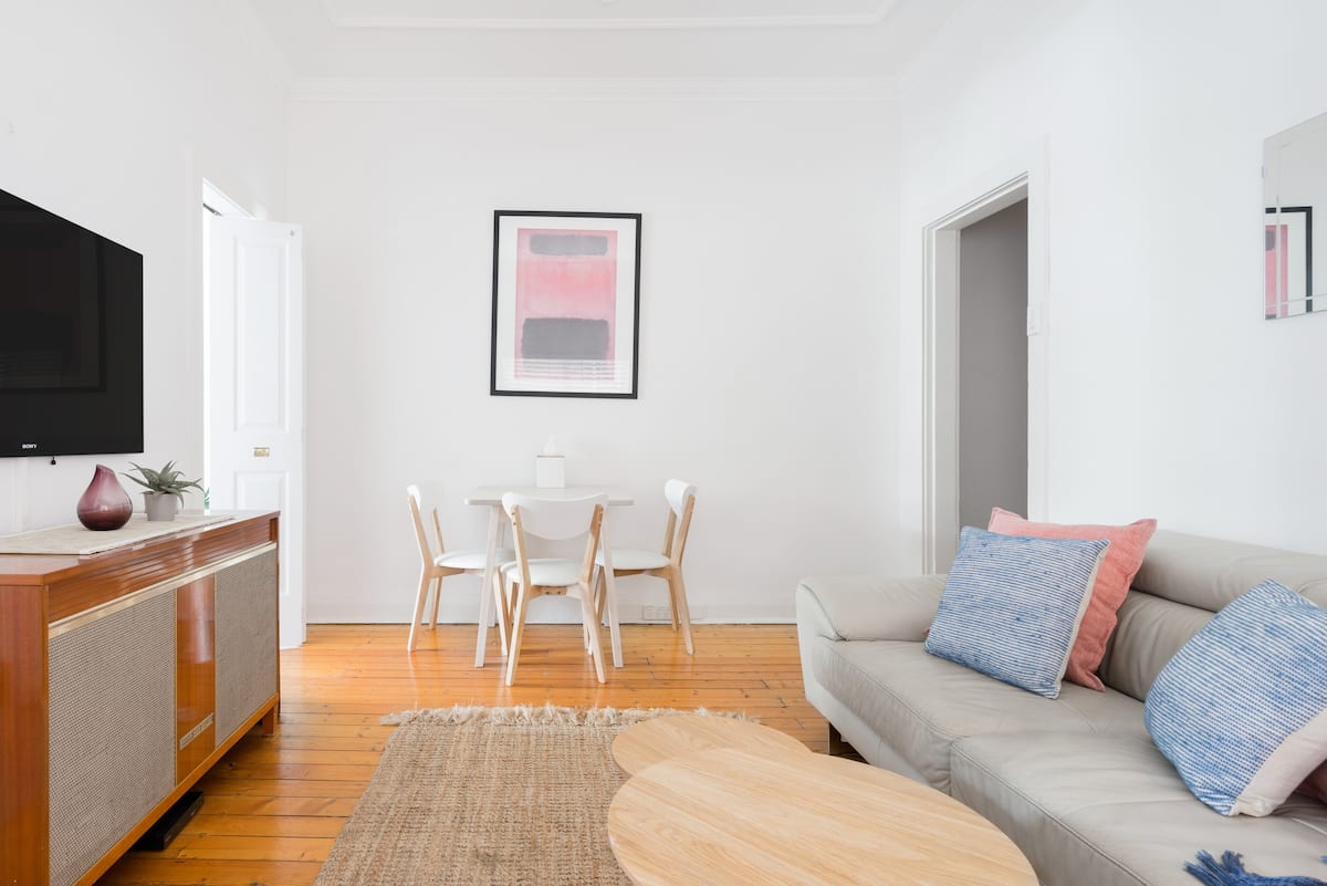 Airy Apartment with Retro Charm by the Beach in Bondi