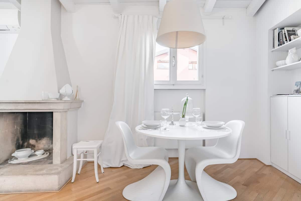 Candido appartamento in palazzina del 1800 con vista sui tetti della città