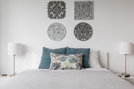 Lakeview City Getaway near Airport and Public Transit