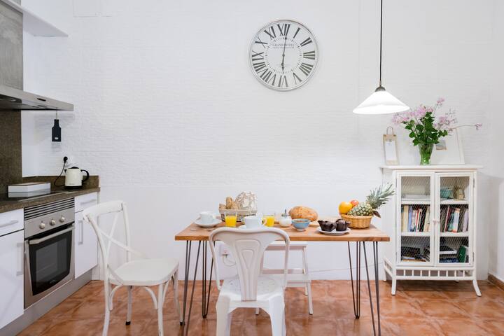 Cosy and peaceful apartment in Seville's old town Cosy and peaceful apartment in Seville's old town