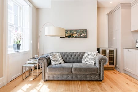 Deluxe-Nomad Townhouse in Unbeatable Covent Garden Spot.