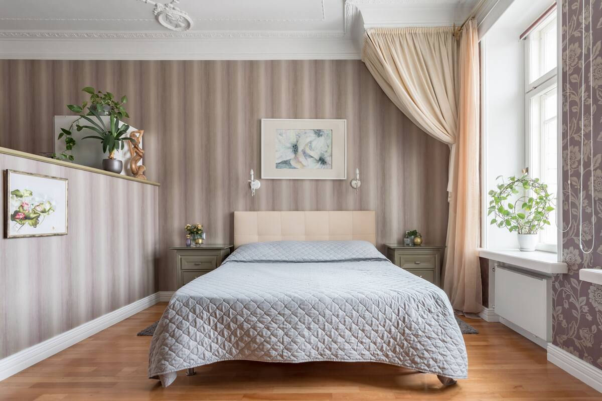 В лиловых сумерках у изразцов каминных укройся пледом и запомни день