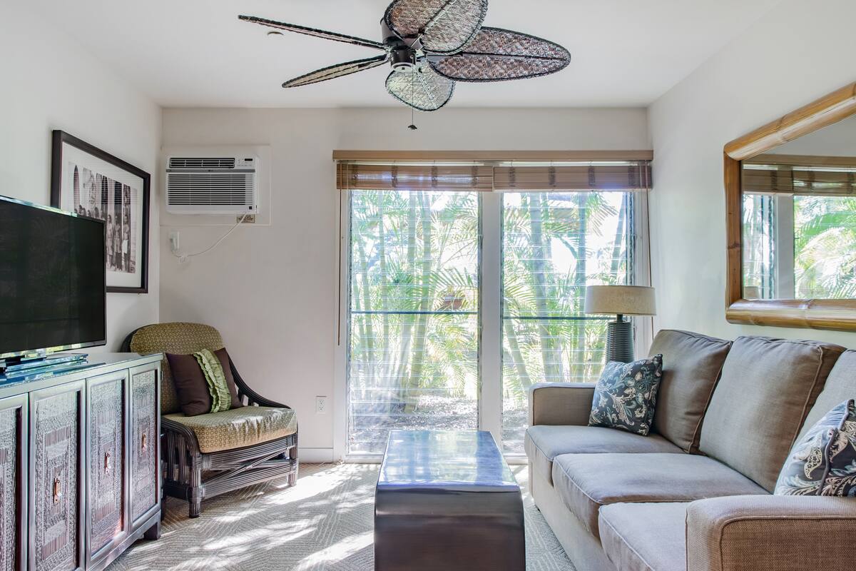 Lahaina Condo Next to Saltwater Infinity Pool