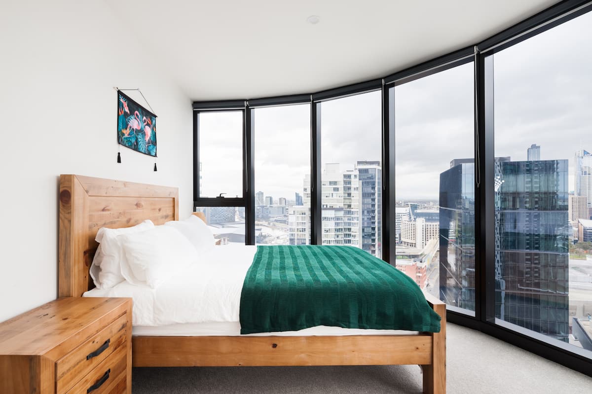 Luxurious High Rise Apartment with Cityscape Views