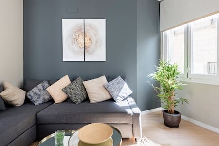 Elegant Zen Studio with Superb View of Las Ramblas