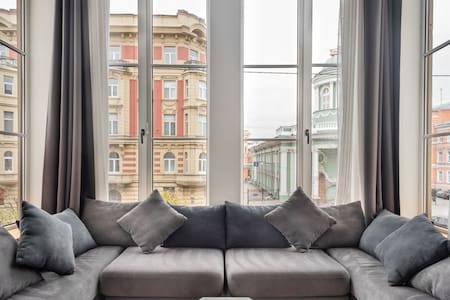 Стильные двухуровневые апартаменты с прекрасным видом на исторический центр