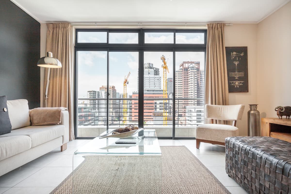 Modern, Central Apartment with Breathtaking Mountain Views.