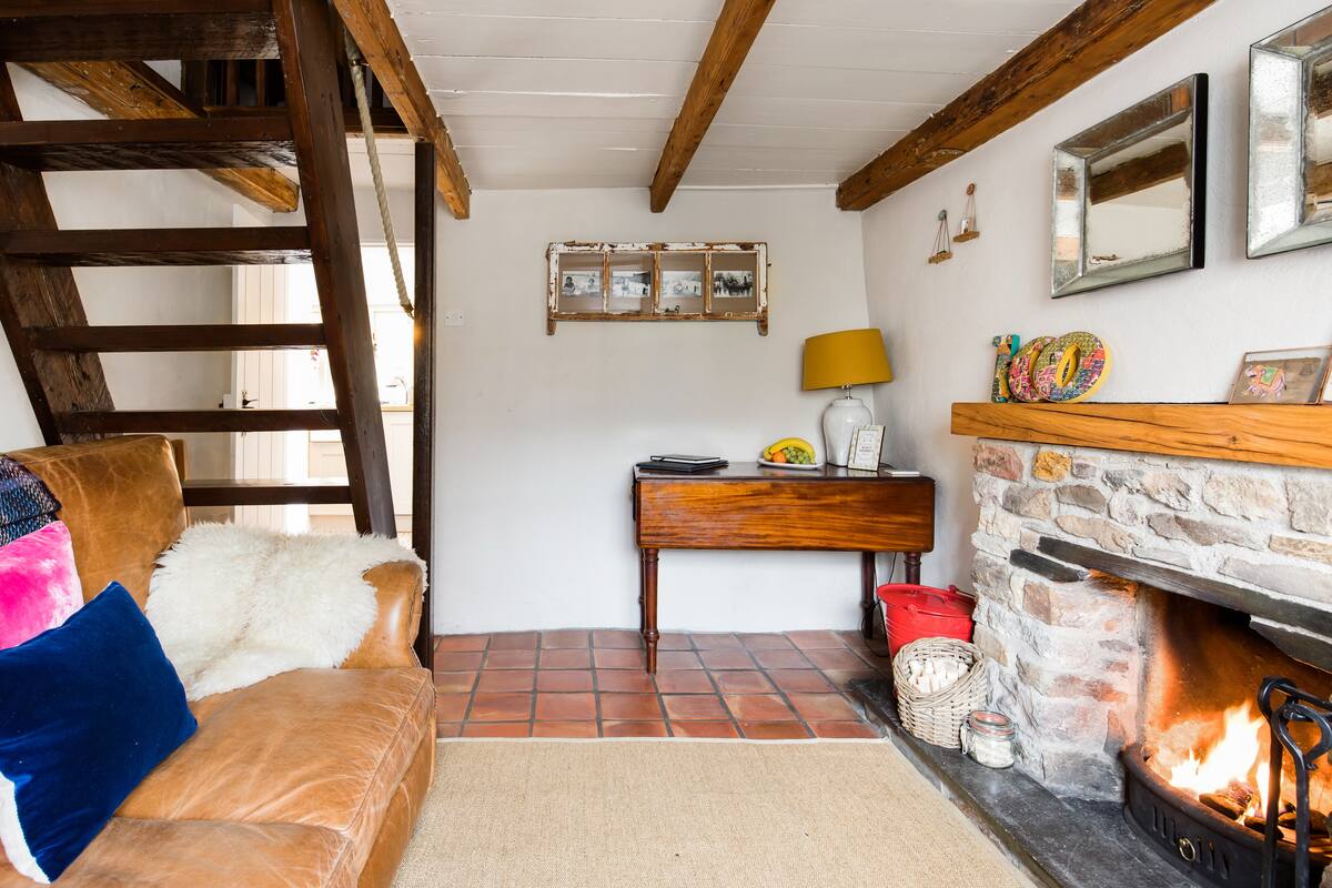 Romantic Boutique Thatched Cottage in Mithian, near St Agnes