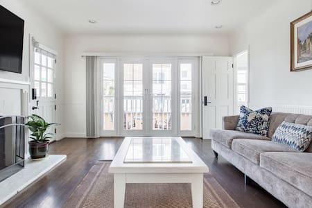 Classic Bungalow Half a Block from the Sand at Hermosa Beach