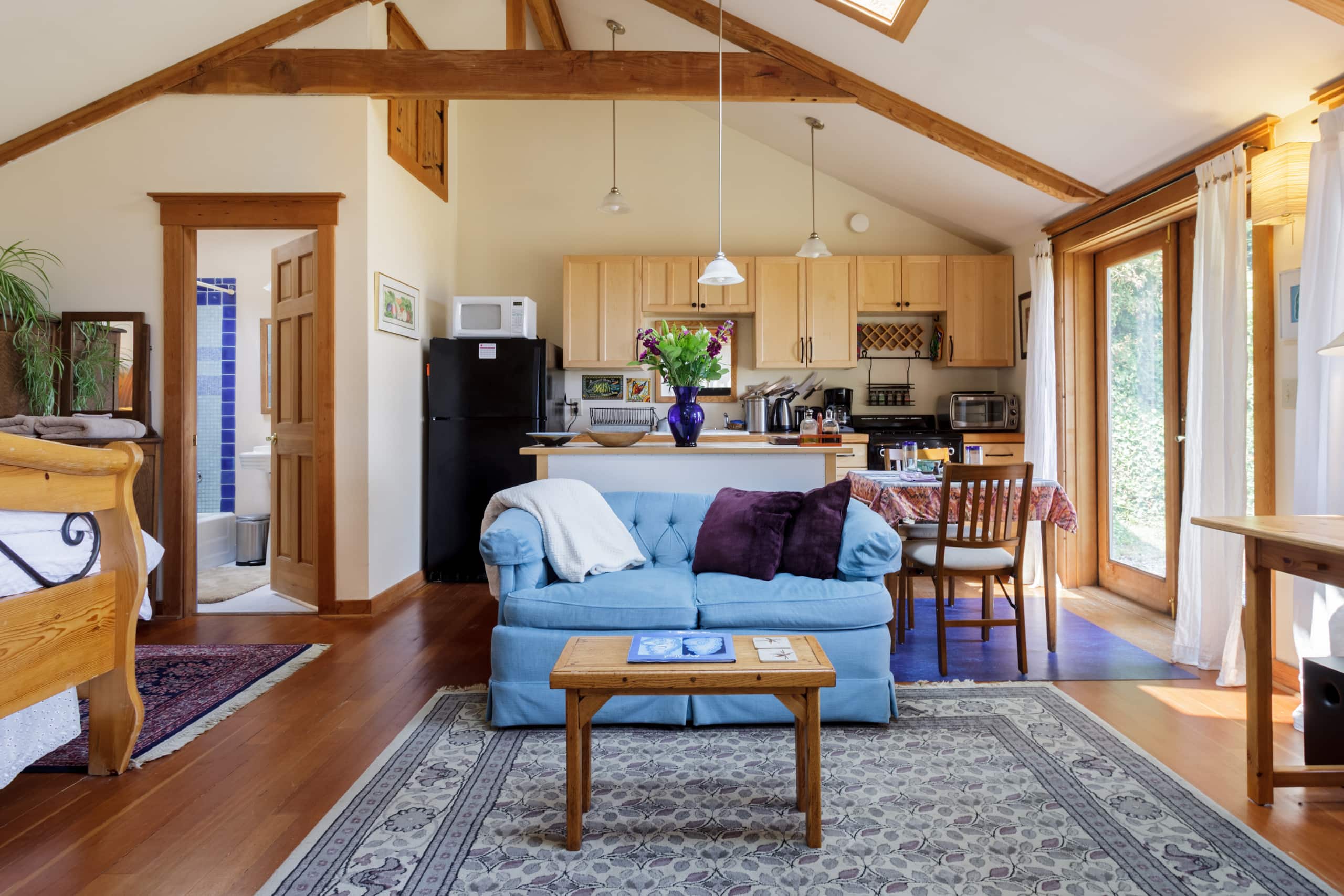 Charming Island Cottage on Bluff with Stunning Sound View Guesthouses