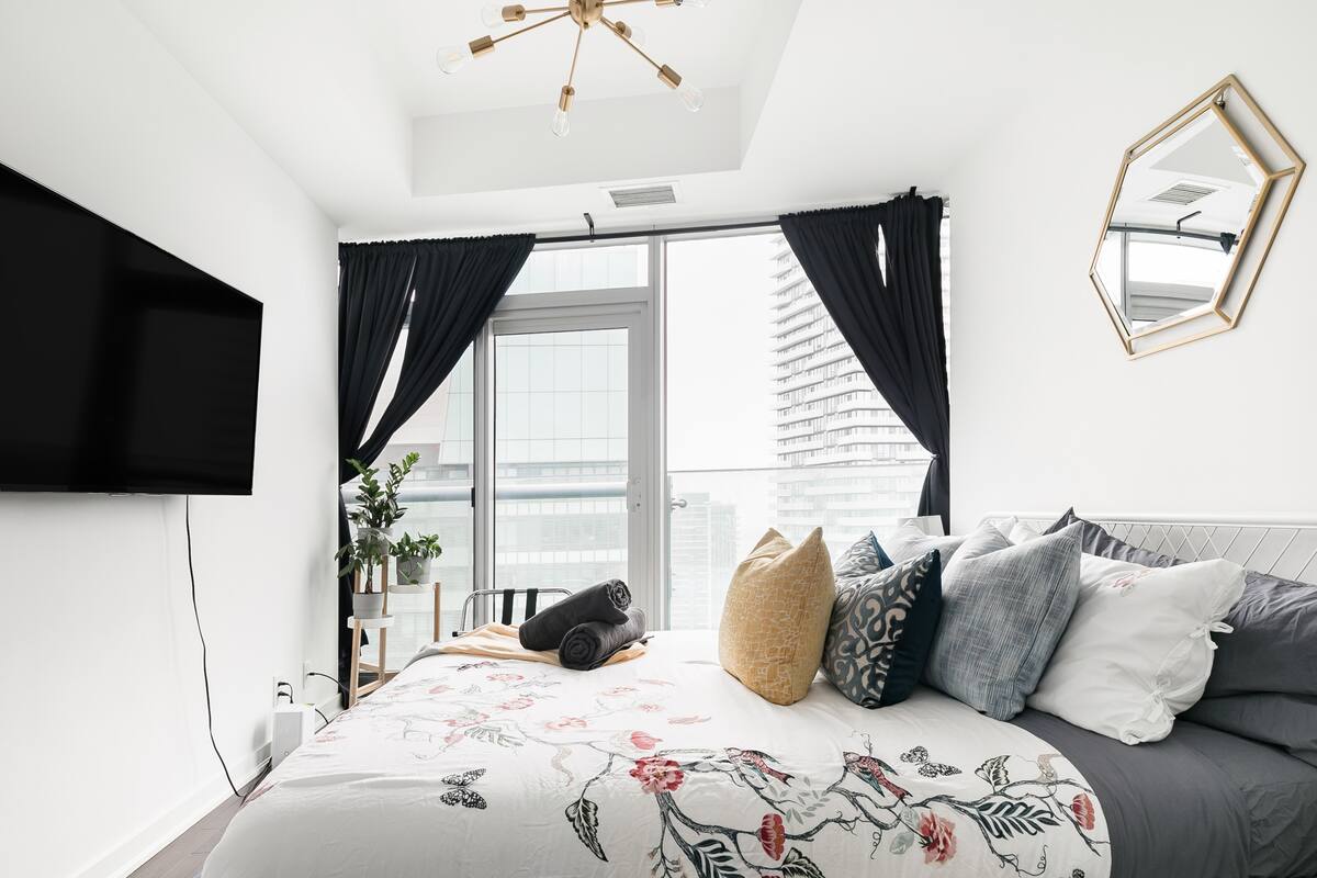 Cozy High-Rise Studio in Heart of Downtown Toronto