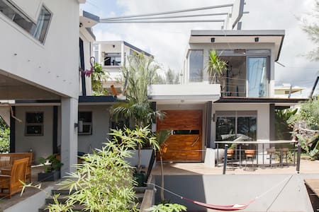 Très joli studio isolé dans villa design piscine vue mer