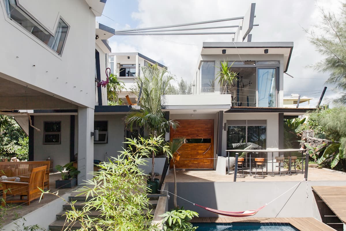 Très joli studio isolé dans villa design piscine vue mer