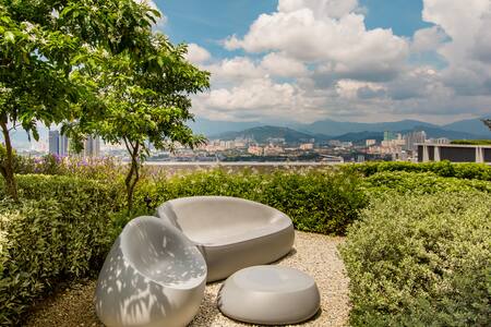 Modern Luxury Suite with Beautiful Rooftop Garden