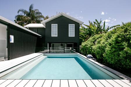 The Pool House—Cool Designer Loft Close To Beach