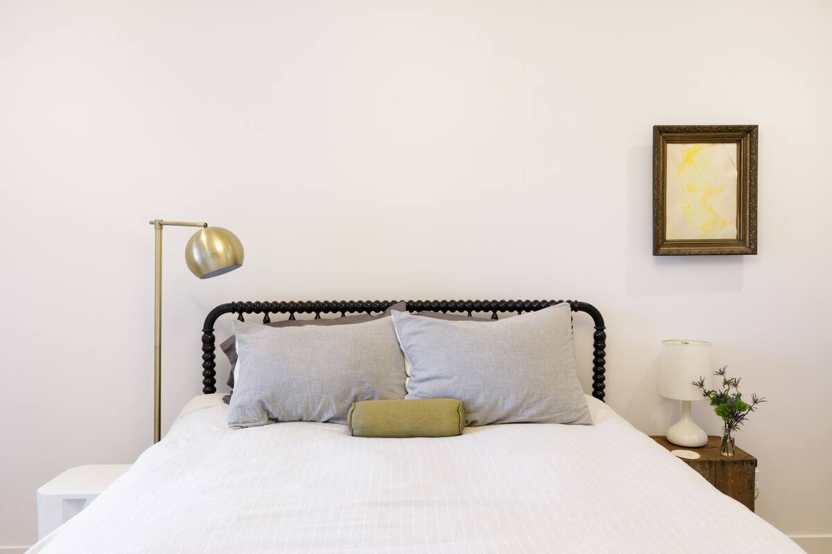 Cozy Hideout in Art Filled Chicago Neighborhood