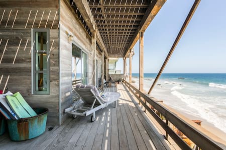 Idyllic, Romantic Beachfront Apartment in Malibu