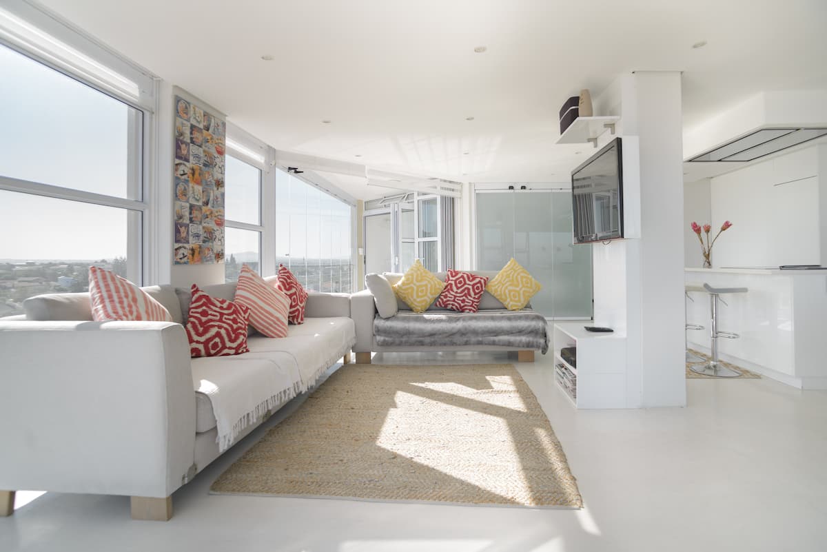 Designer Flat with Scenic Ocean & Mountain View’s