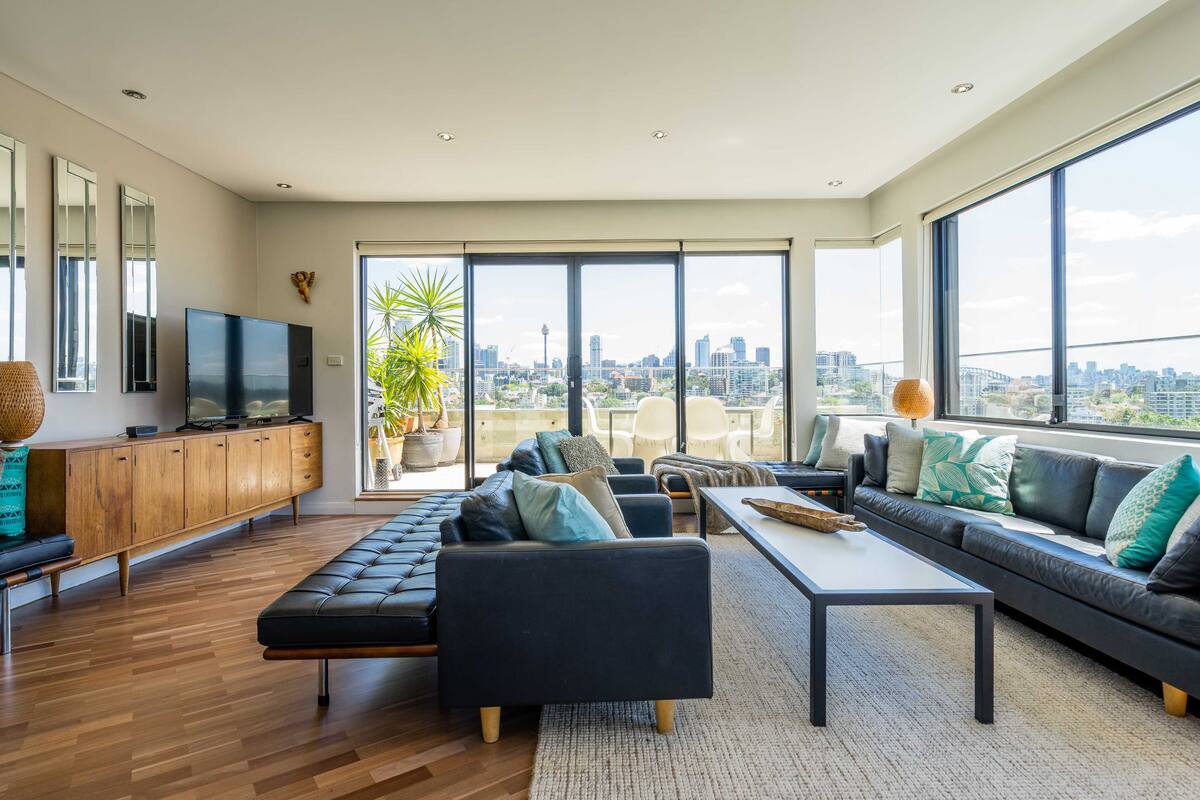 Deluxe Penthouse Apartment with City and Harbour Views