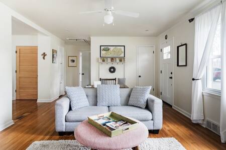 Adorable, Clean Lexington Cottage, Convenient to Everything