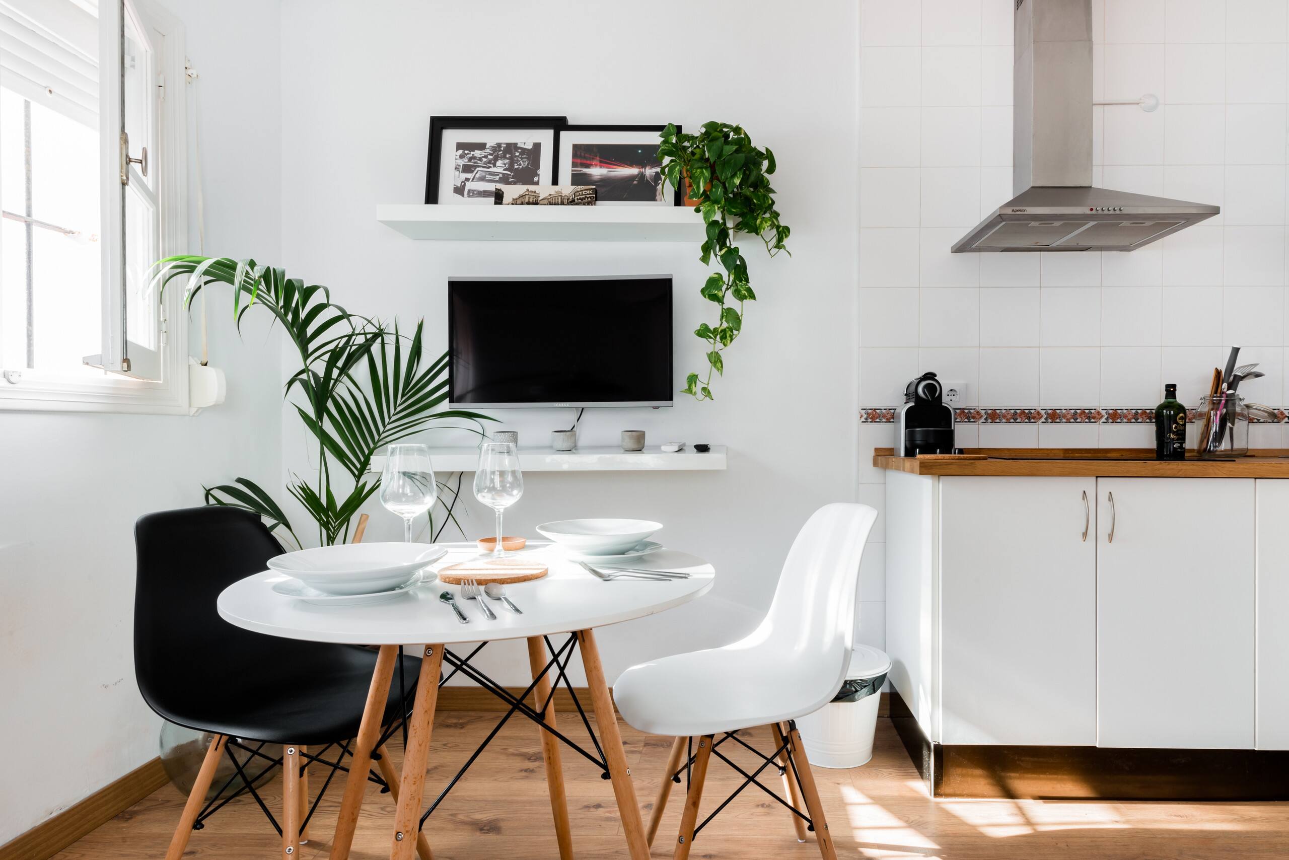Bask in the light of Cadiz in this loft located in the plaza de la Catedral Bask in the light of Cadiz in this loft located in the plaza de la Catedral