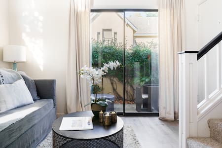 Stylish Luxury Lofted Apartment Downtown