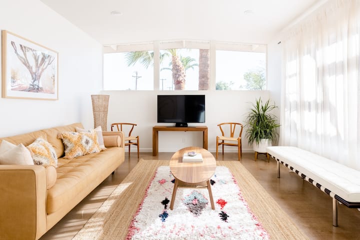 Ouvrez une bouteille de champagne et détendez-vous. Des logements lumineux, des draps confortables et un style moderne typique du Sud-Ouest américain vous attendent dans la vieille ville de Scottsdale.