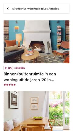 Een woonkamer met moderne meubels en een goed verlichte, ruime keuken.