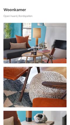 Een zonnige woonkamer met moderne meubels, de mahoniehouten leuning van een stoel en een geode op een houten bijzettafel.