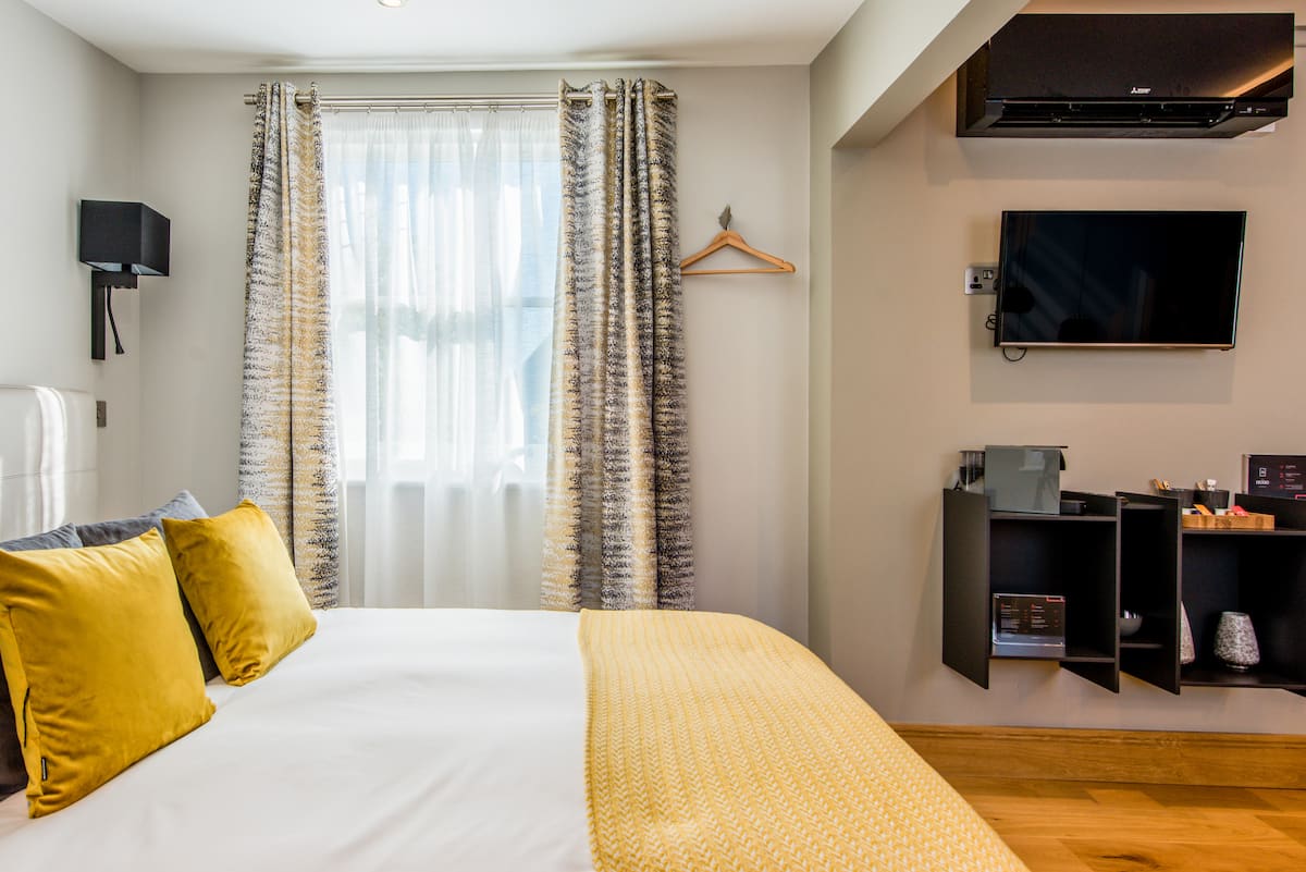 Number Four at the Hugo - King Junior Suite Canterbury