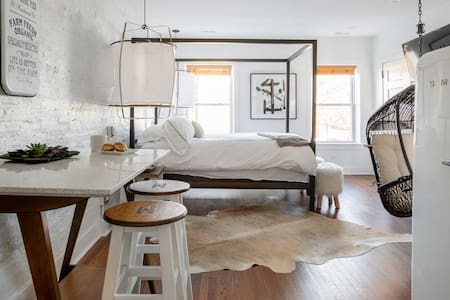 Explore Chicago from an Urban Sanctuary with Free Parking