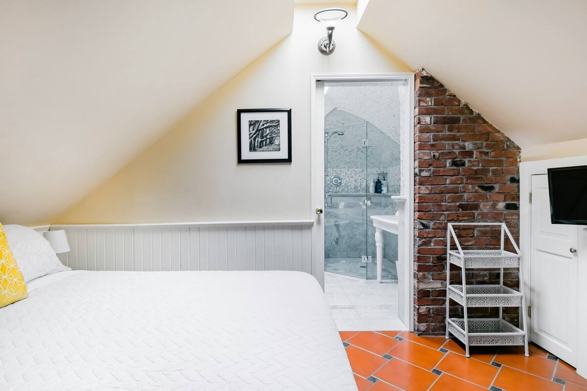 Downtown Modern Heritage with Spa Bathroom