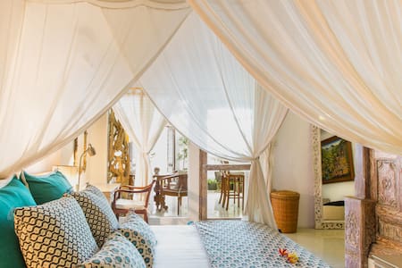 Charming Villa Walkable to Beach, Restaurants and Boutiques