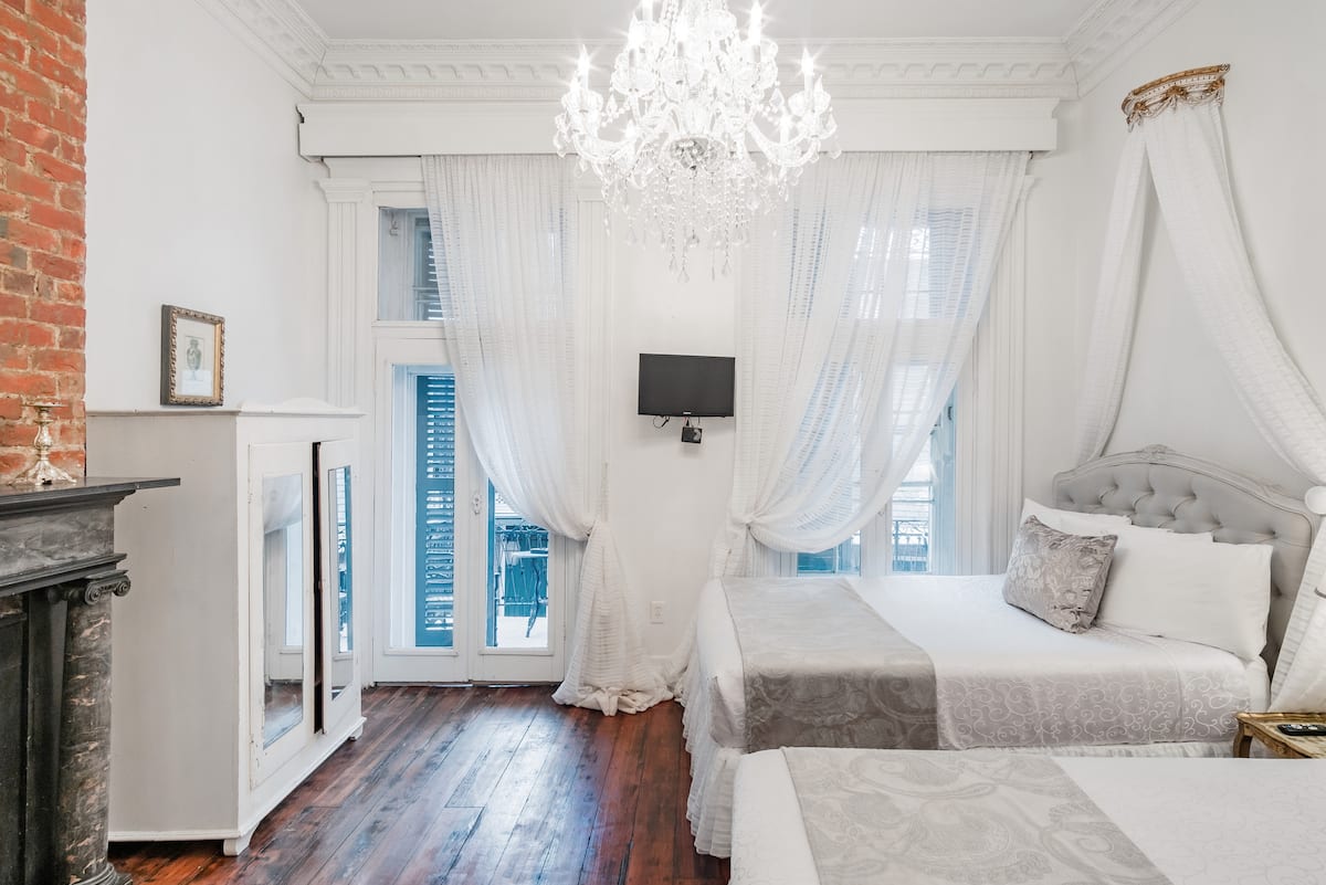 Historic French Quarter Apartment, Balcony over Bourbon Four