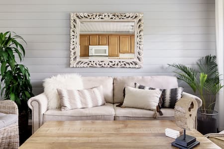 Charming Oceanfront Complex with Pool in Heart of Kona