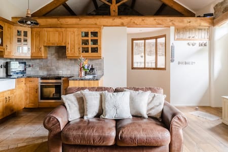 Romantic Grade 2 Listed Cottage in Picturesque Village