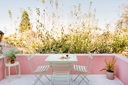 Cozy Hideaway in the Historic Anafiotika Neighborhood