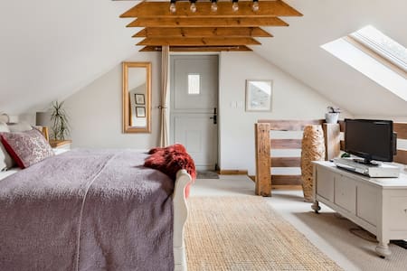 Relax in Your Private Spa at This Tranquil Country Cottage
